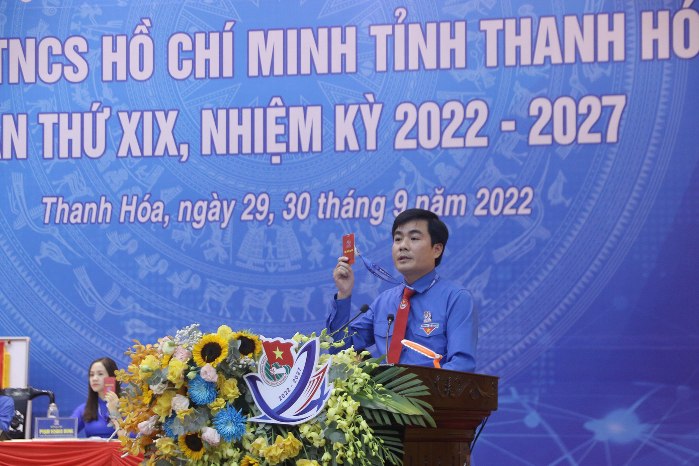 Anh Lê Văn Châu trình bày Đề án, thực hiện quy trình bầu Ban Chấp hành Tỉnh Đoàn khoá XIX Anh Lê Văn Châu trình bày Đề án, thực hiện quy trình bầu Ban Chấp hành Tỉnh Đoàn khoá XIX