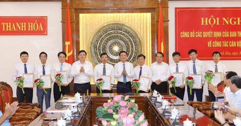 Bí thư Tỉnh uỷ Đỗ Trọng Hưng cùng lãnh đạo tỉnh Thanh Hoá trao quyết định, tặng hoa chúc mừng các cá nhân nhận nhiệm vụ mới
