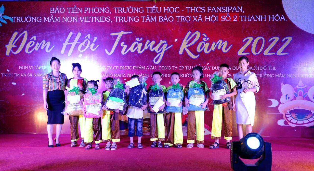 Đại diện Nhà sách Tiền phong Thanh Hóa trao tặng quà cho các trẻ tại đêm hội.