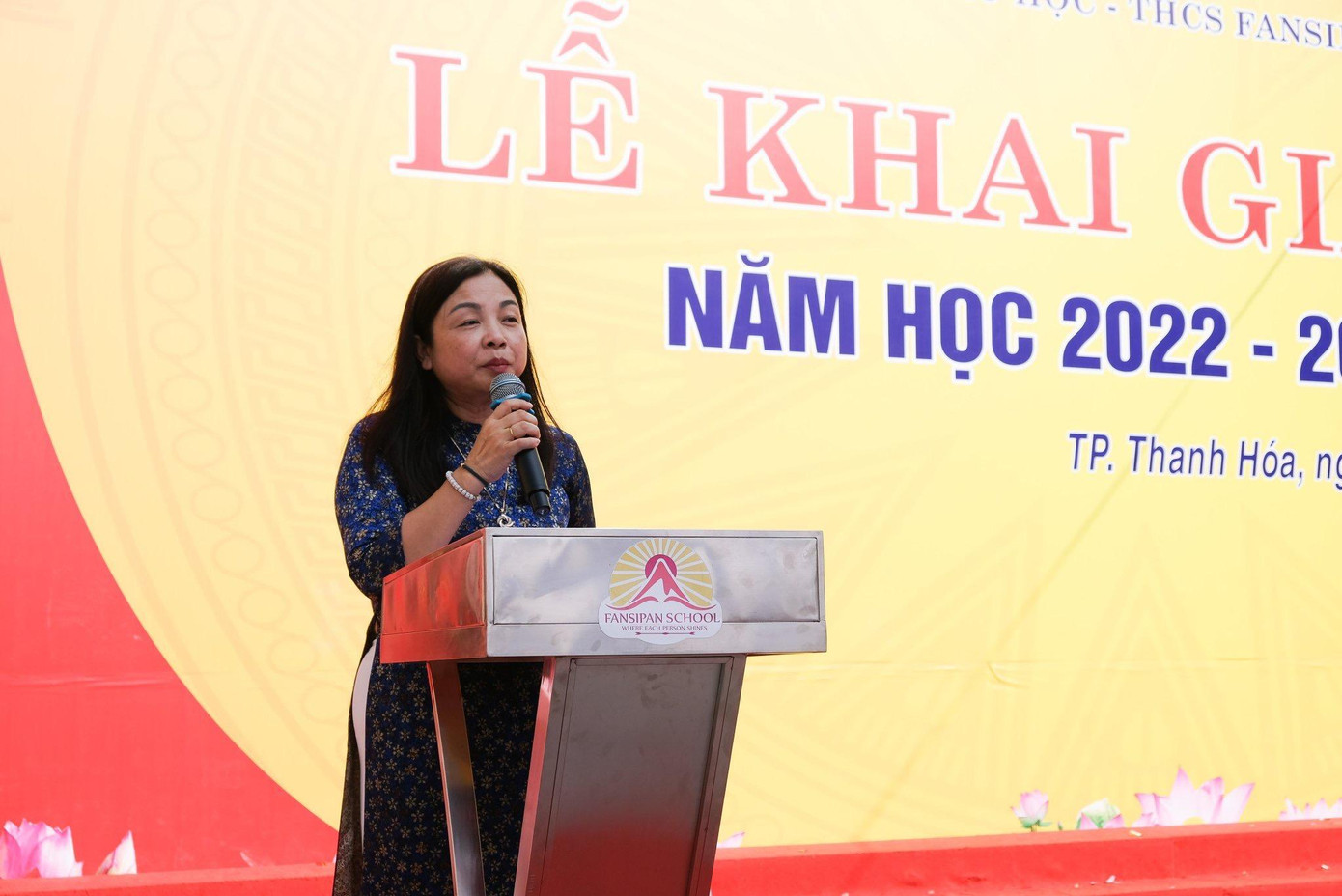 Bà Phạm Thị Việt Nga, Phó Chủ tịch UBND TP Thanh Hóa dự và phát biểu tại lễ khai giảng.