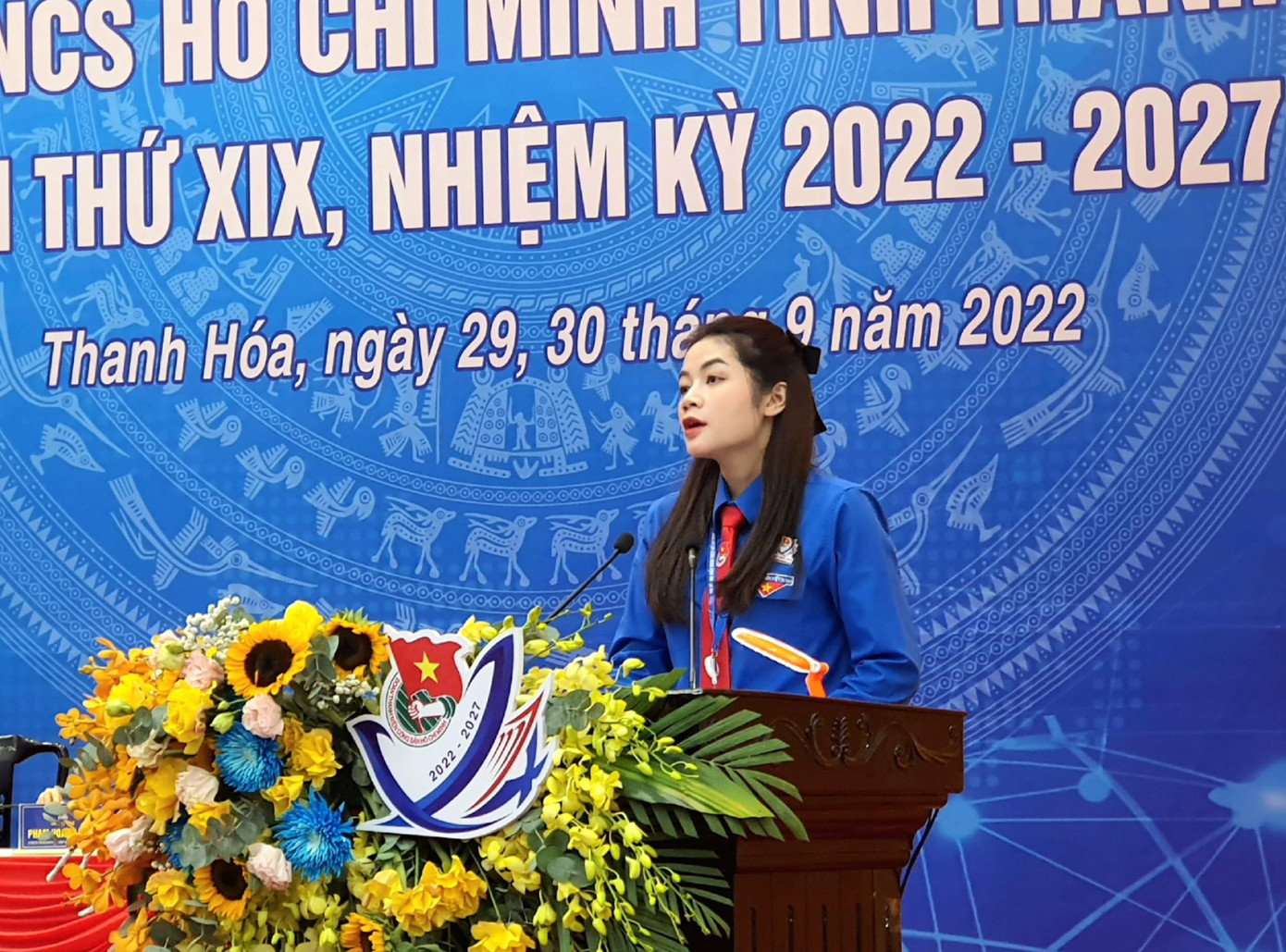 Chị Nguyễn Hồng Anh phát biểu tham luận tại Đại hội Chị Nguyễn Hồng Anh phát biểu tham luận tại Đại hội