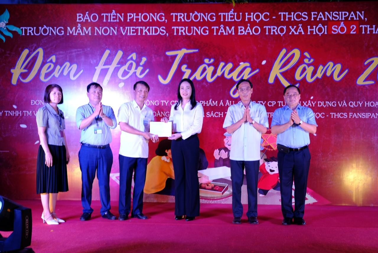 Phó Chủ tịch UBND tỉnh Đầu Thanh Tùng và Giám đốc Sở Lao động Thương binh và xã hội Vũ Thị Hương trao tặng quà cho chương trình.