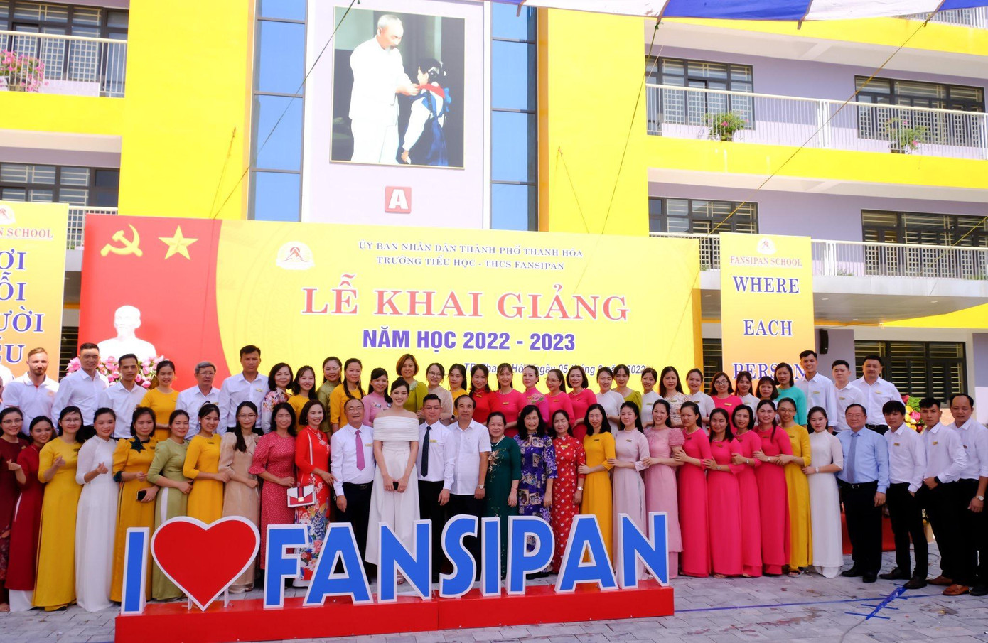 Tập thể lãnh đạo, thầy cô giáo, nhân viên Trường tiểu học - THCS Fansipan cùng các đại biểu chụp ảnh lưu niệm.