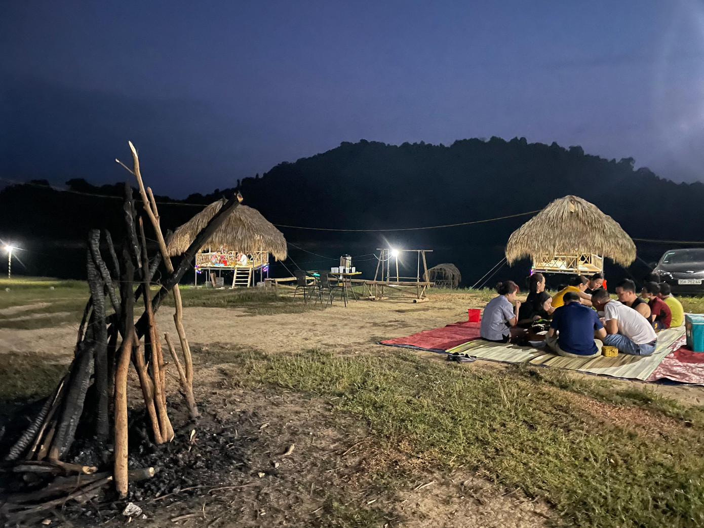 Tối về, các gia đình, nhóm du lịch quây quần bên lều, lán tạm hoặc lều tự dựng thưởng thức các món ăn, trò chuyện, vui chơi giữa đất trời.