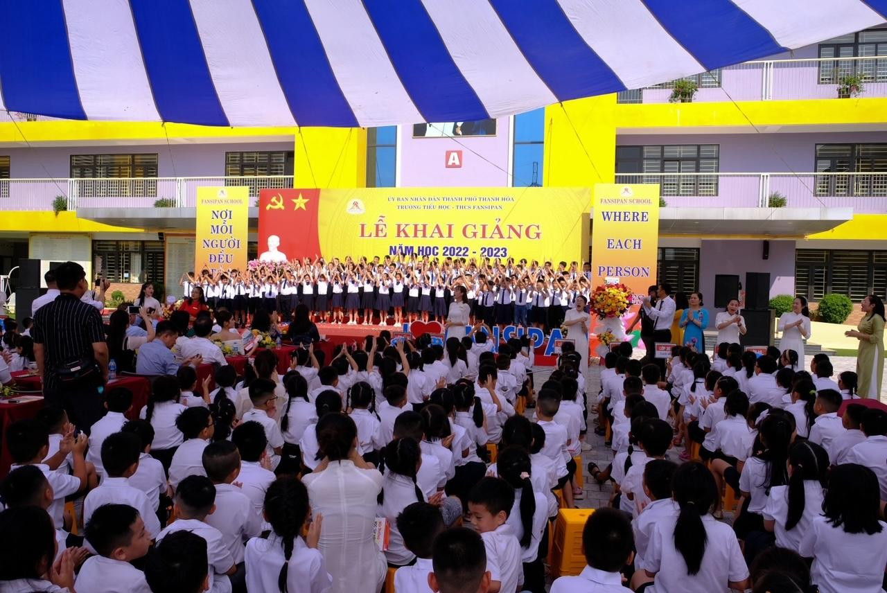 Nhiều tiết mục văn nghệ do các thầy cô và học sinh của nhà trường biểu diễn được dàn dựng công phu.