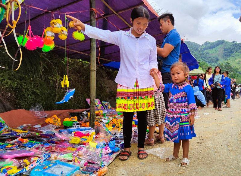 Tổ chức các phiên chợ, mua sắm của đồng bào dân tộc ở huyện Mường Lát vào dịp Tết độc lập (2/9) hàng năm. Tổ chức các phiên chợ, mua sắm của đồng bào dân tộc ở huyện Mường Lát vào dịp Tết độc lập (2/9) hàng năm.