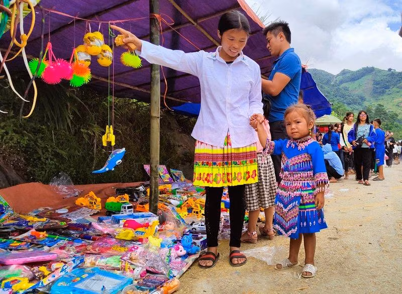 Tổ chức các phiên chợ, mua sắm của đồng bào dân tộc ở huyện Mường Lát vào dịp Tết độc lập (2/9) hàng năm.