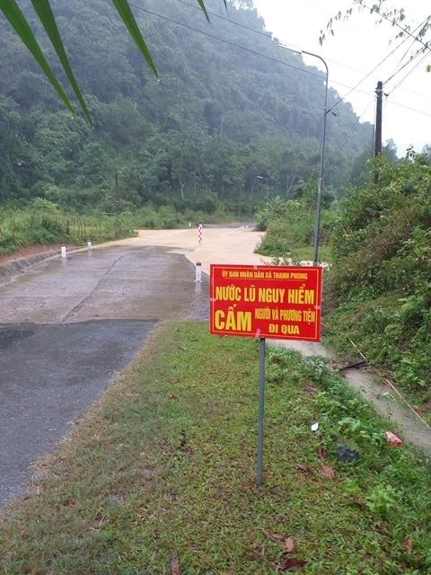 Chính quyền địa phương đã cắm biển cảnh báo nguy hiểm không qua lại ở các vị trí đập tràn bị ngập lụt tại huyện Như Xuân Chính quyền địa phương đã cắm biển cảnh báo nguy hiểm không qua lại ở các vị trí đập tràn bị ngập lụt tại huyện Như Xuân