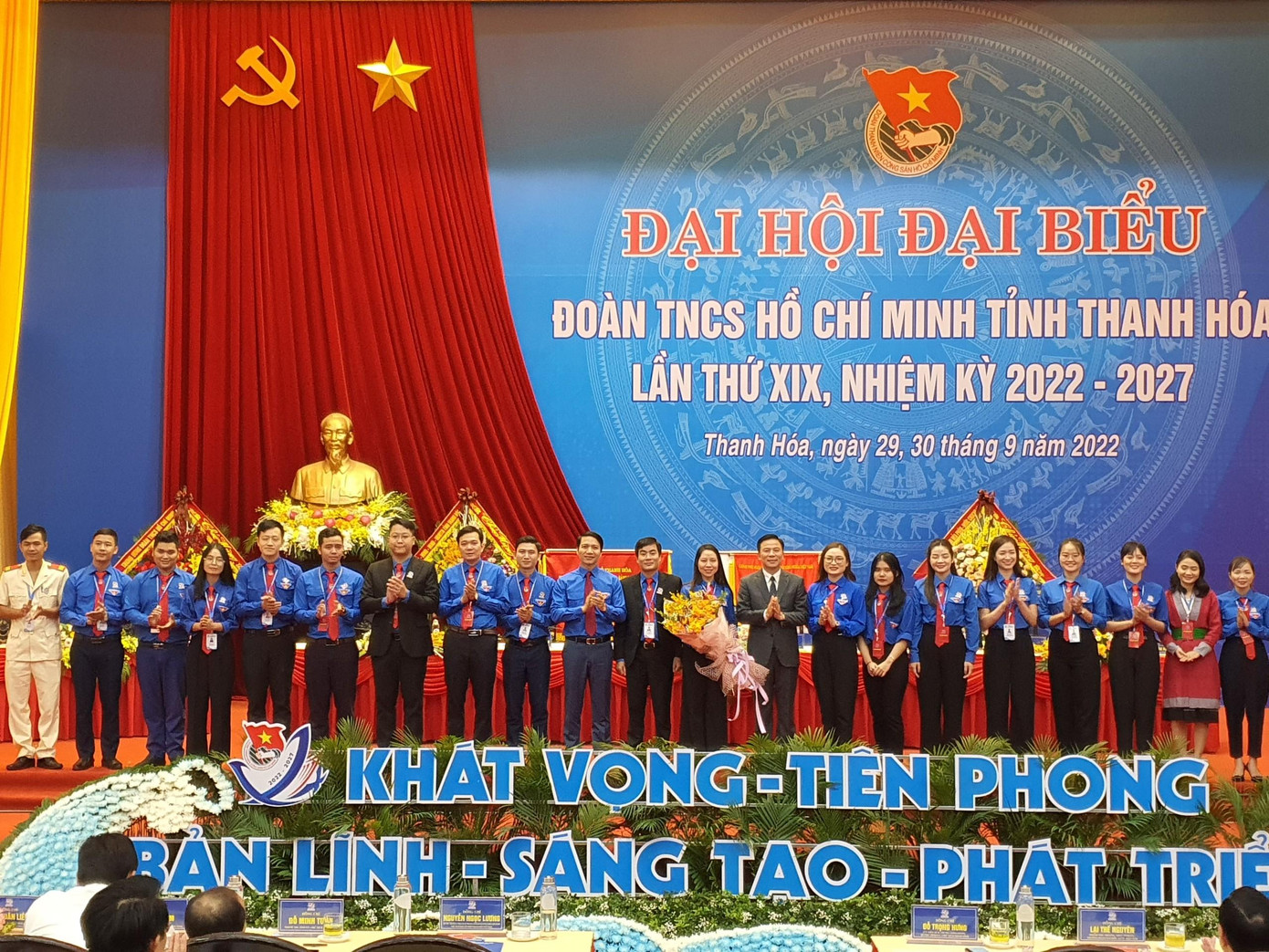 Các đồng chí lãnh đạo chúc mừng Đoàn đại biểu Đoàn tỉnh Thanh Hoá sẽ tham dự Đại hội Đoàn toàn quốc lần thứ XII.