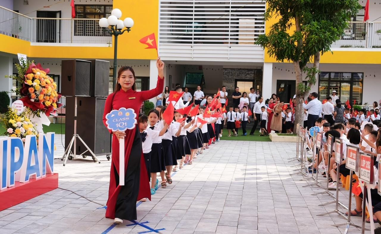 Trong lễ khai giảng năm học mới, nhà trường đón gần 200 học sinh khối 1 và khối 6 vào học tại trường.