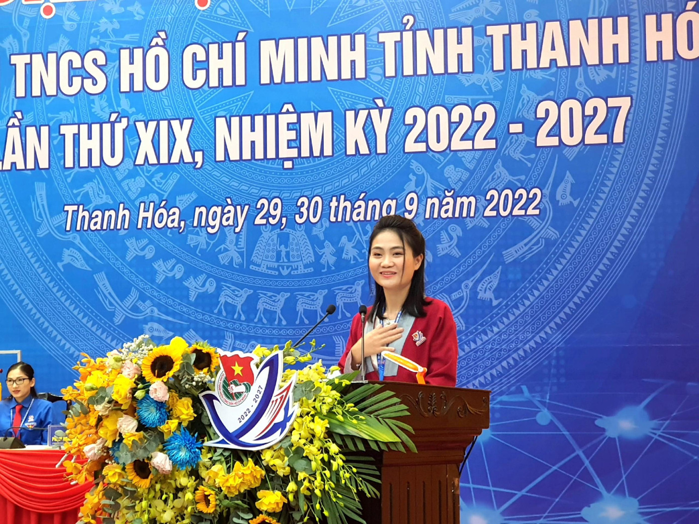 Chị Nguyễn Lê Ngọc Linh, đại biểu người dân tộc Thổ, phát biểu tham luận tại Đại hội Chị Nguyễn Lê Ngọc Linh, đại biểu người dân tộc Thổ, phát biểu tham luận tại Đại hội