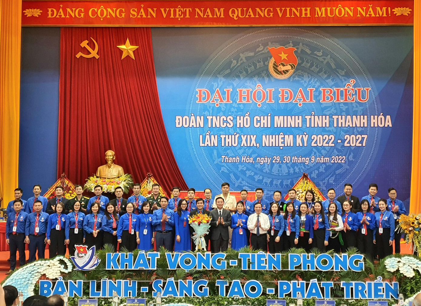 Ông Đỗ Trọng Hưng, Bí thư Tỉnh uỷ Thanh Hoá; anh Nguyễn Ngọc Lương, Bí thư Thường trực Trung ương Đoàn, Chủ tịch Trung ương Hội Liên hiệp Thanh niên Việt Nam cùng lãnh đạo tỉnh Thanh Hoá tặng hoa, chúc mừng Ban Chấp hành Tỉnh Đoàn khoá XIX.
