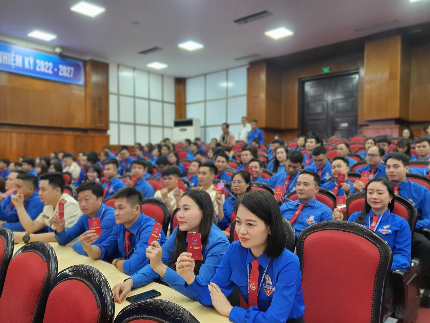 Các đại biểu biểu quyết chương trình, nội quy, quy chế Đại hội Các đại biểu biểu quyết chương trình, nội quy, quy chế Đại hội