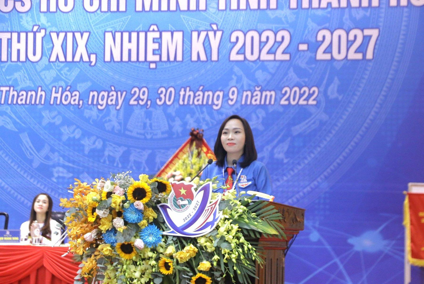 Chị Trần Thị Chuyên, Bí thư Huyện Đoàn Đông Sơn phát biểu tham luận chủ đề "Tuổi trẻ Thanh Hoá học tập và làm theo lời Bác, xung kích, tình nguyện vì cuộc sống cộng đồng".