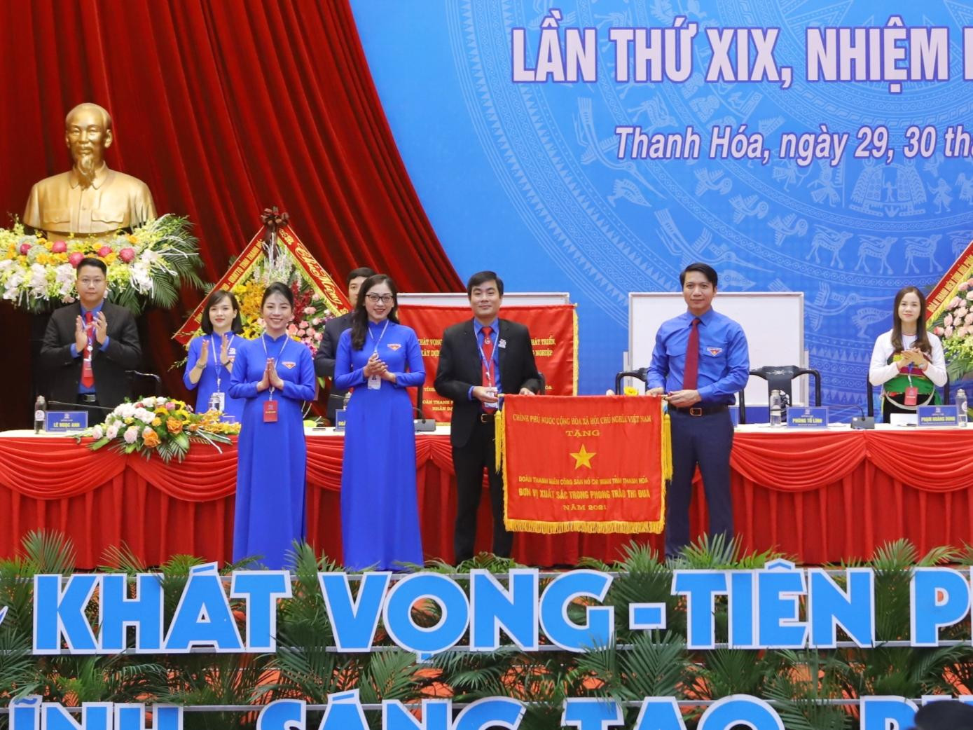 Anh Nguyễn Ngọc Lương, Bí thư Thường trực Trung ương Đoàn, Chủ tịch Trung ương Hội Liên hiệp Thanh niên Việt Nam trao cờ thi đua của Thủ tướng Chính phủ cho Đoàn TNCS Hồ Chí Minh tỉnh Thanh Hoá.