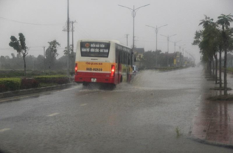 Mưa lớn trong những ngày qua gây ngập lụt cục bộ ở nhiều địa phương