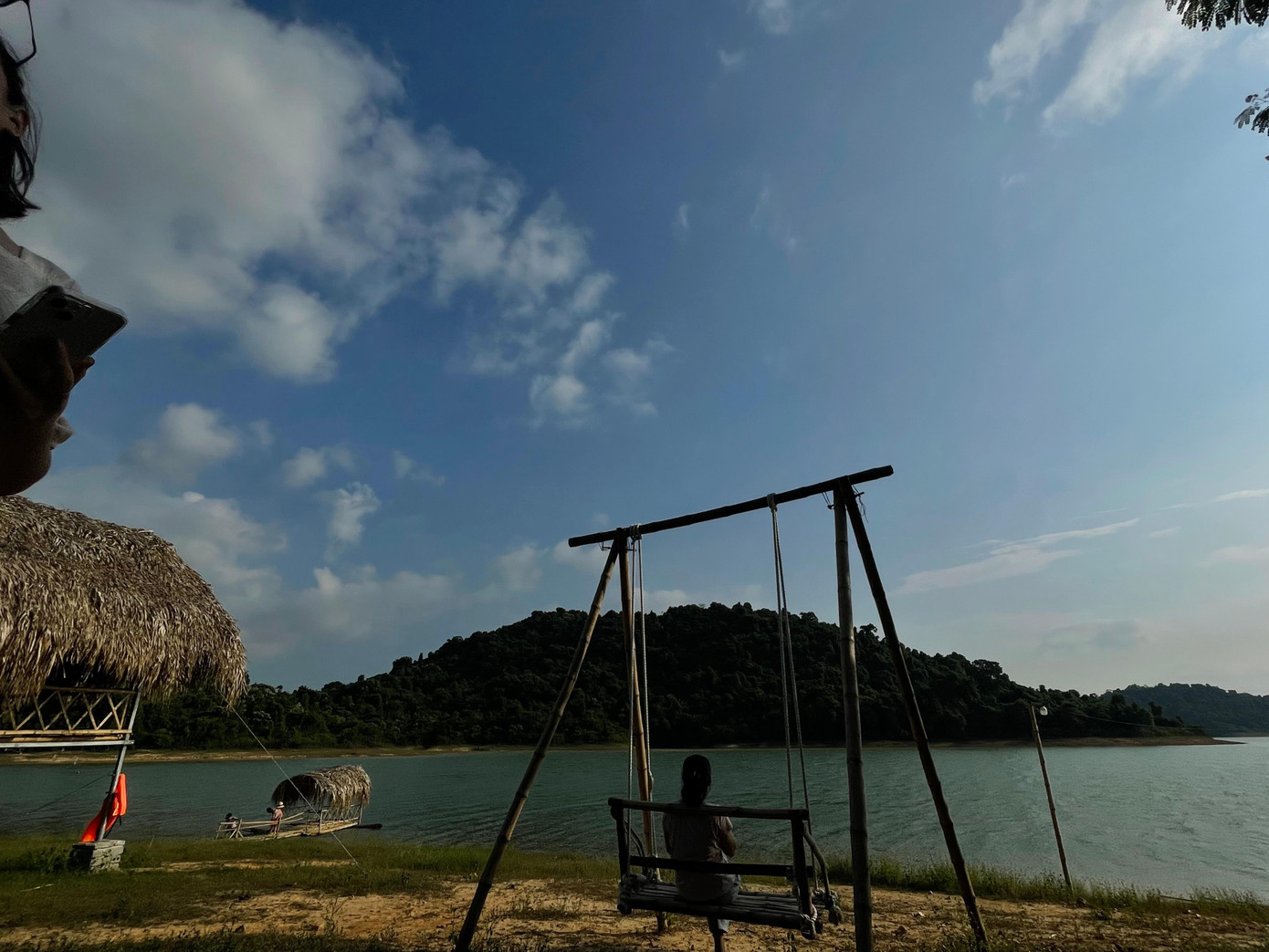 Không gian yên tĩnh, gần gũi với thiên nhiên là lựa chọn của nhiều gia đình.