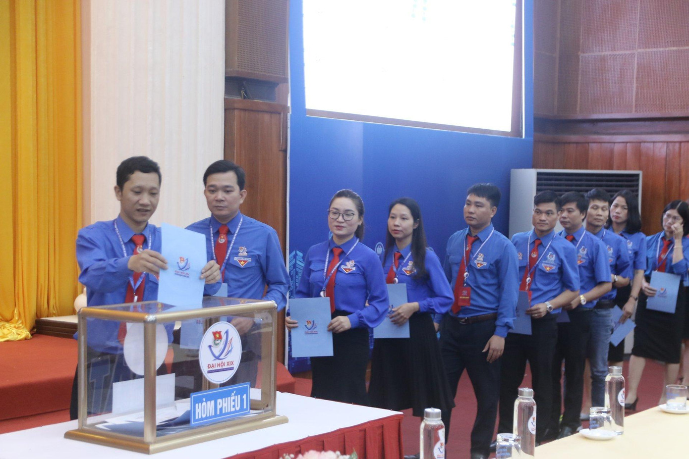 Các đại biểu thực hiện bỏ phiếu kín bầu Ban Chấp hành Các đại biểu thực hiện bỏ phiếu kín bầu Ban Chấp hành