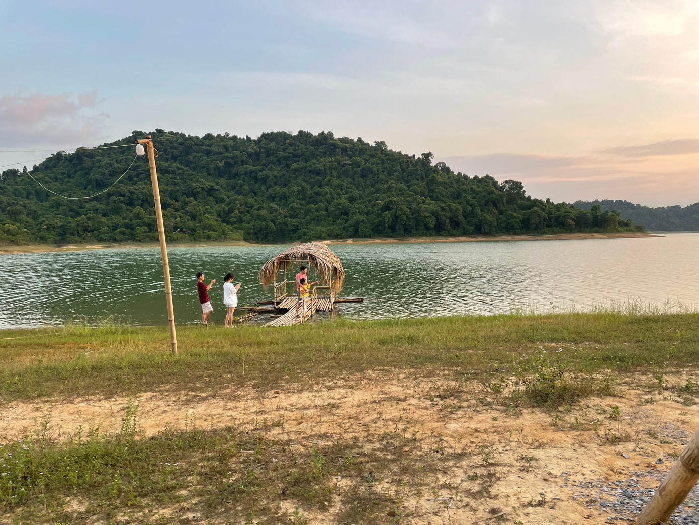 Các gia đình chụp ảnh kỷ niệm bên hồ - một nhánh của hồ bến En.