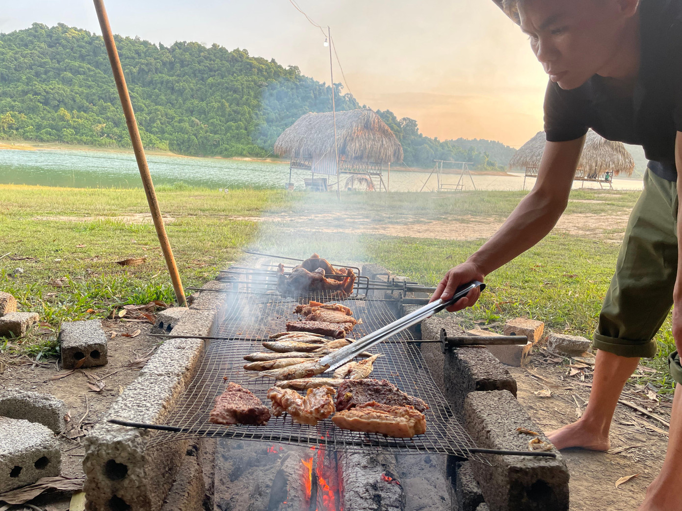 Các món ăn đều do người dân địa phương nuôi hoặc bắt được ngoài tự nhiên.