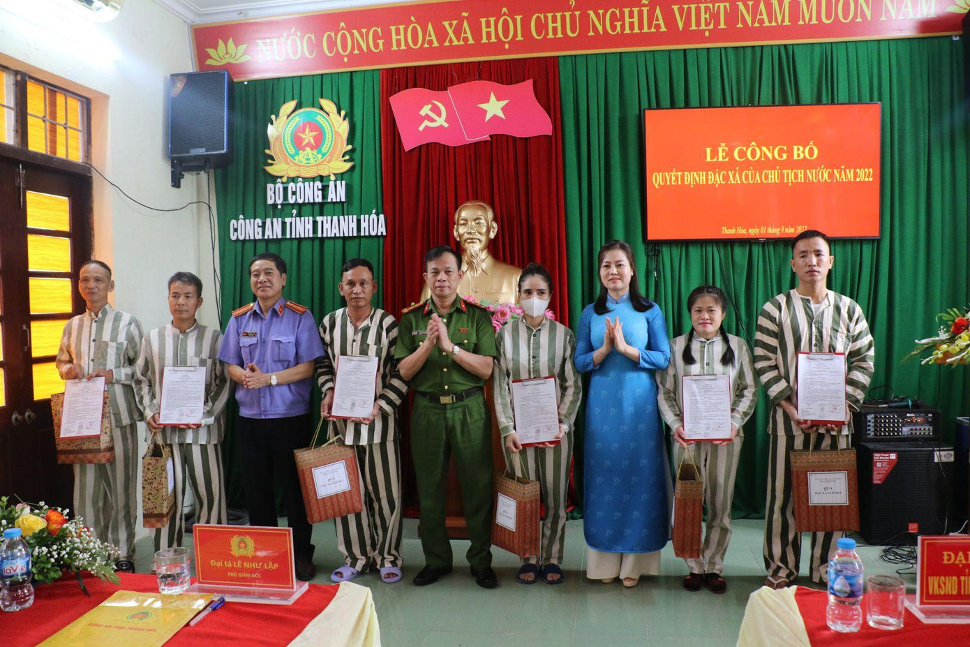 Đại tá Lê Như Lập, Phó Giám đốc Công an tỉnh và đại diện lãnh đạo các cơ quan, ban, ngành tỉnh trao quyết định đặc xá năm 2022 của Chủ tịch và quà cho 13 phạm nhân