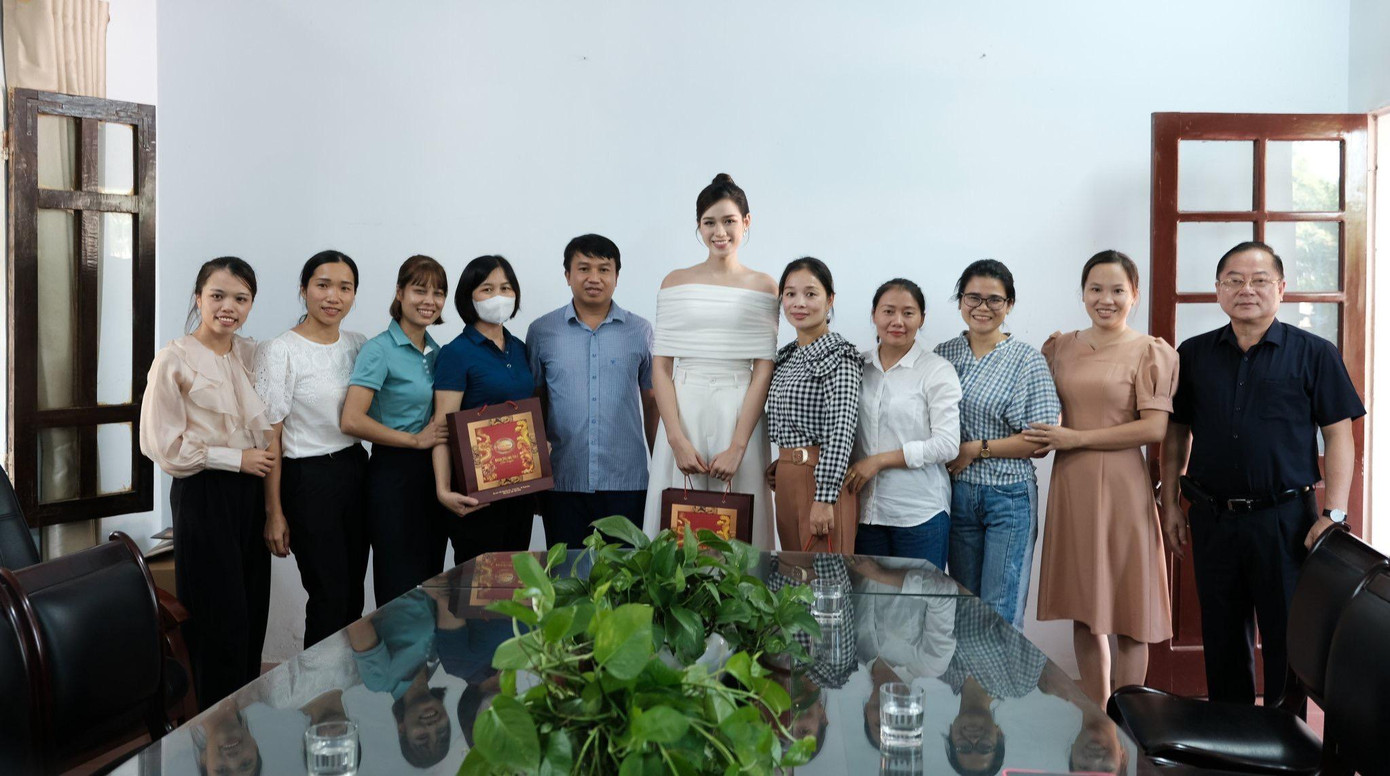 Nằm trong chuỗi hoạt động của chương trình, sáng 5/9, Hoa hậu Đỗ Thị Hà cùng đại diện Ban Tổ chức chương trình trao tặng bánh trung thu cho Trung tâm Bảo trợ xã hội tại huyện Quảng Xương.