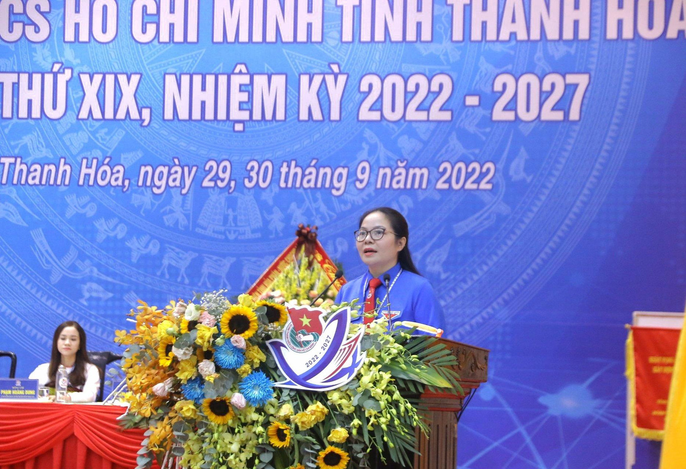 Chị Nguyễn Thị Hồng Hạnh, Bí thư Huyện Đoàn Cẩm Thuỷ phát biểu tham luận tại Đại hội về chủ đề "Tăng cường bồi dưỡng lý tưởng cách mạng, khát vọng cống hiến, phát huy giá trị truyền thống của quê hương Thanh Hoá anh hùng trong thế hệ trẻ".