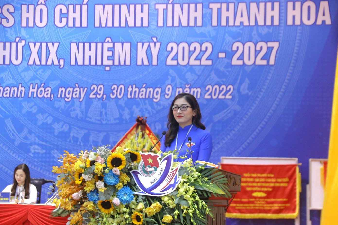 Chị Phùng Tố Linh, Phó Bí thư Tỉnh Đoàn Thanh Hoá trình bày tóm tắt dự thảo báo cáo chính trị của Ban chấp hành khoá XVIII trình Đại hội đại biểu Đoàn TNCS Hồ Chí Minh tỉnh Thanh Hoá lần thứ XIX.