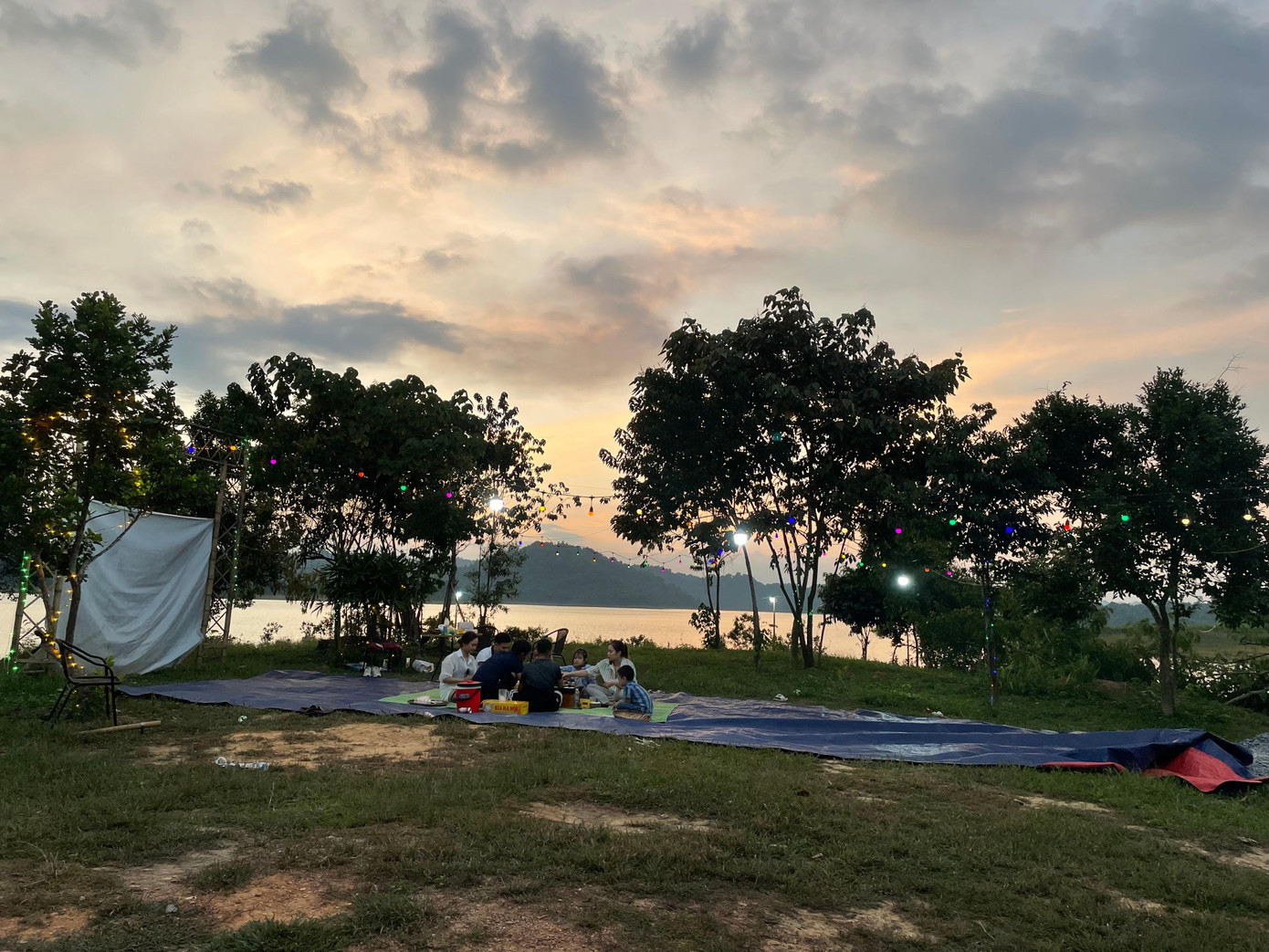 Hoàng hôn bên hồ tại điểm du lịch cộng đồng Hoa Mua