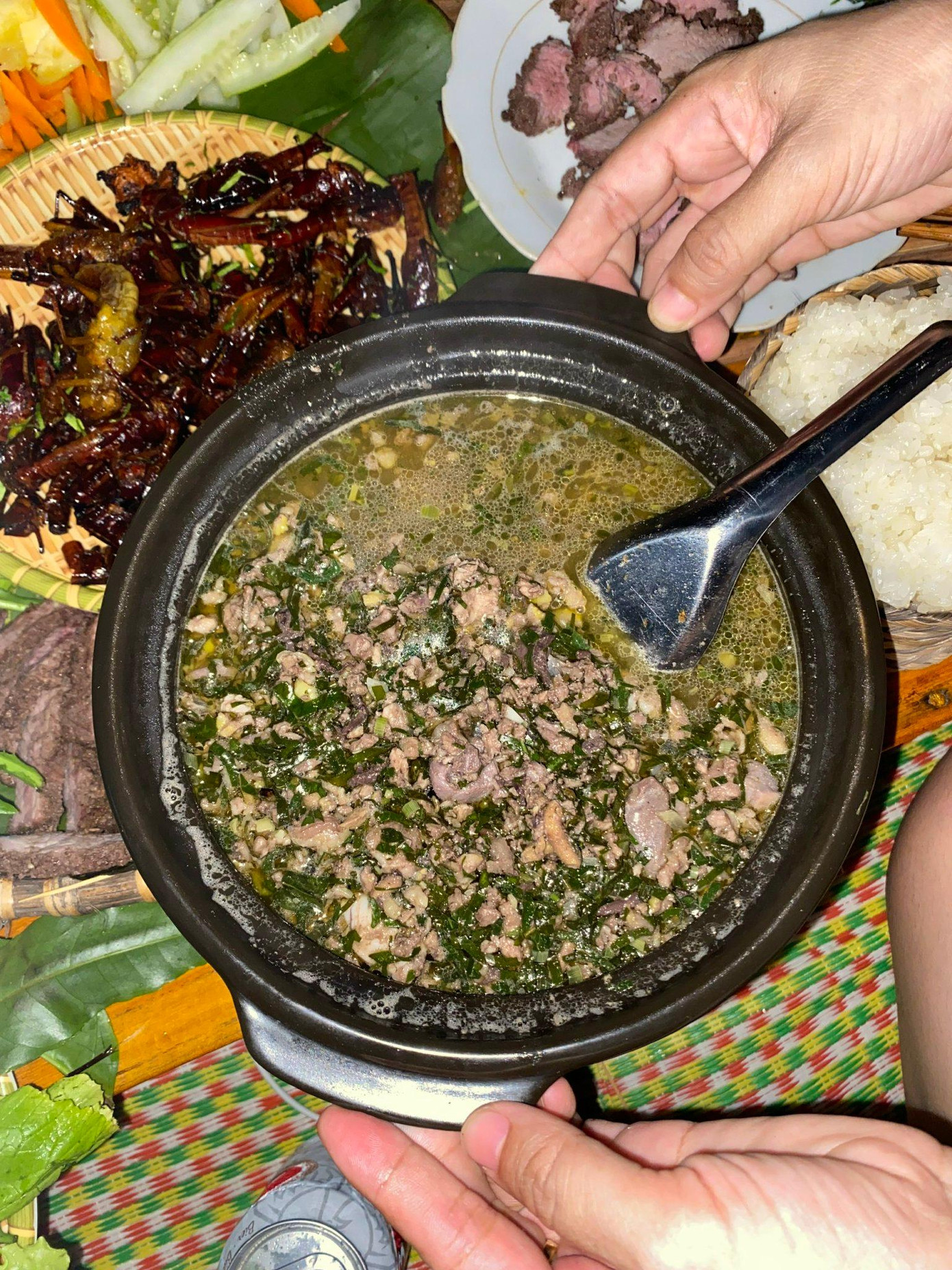 Món canh lá đắng được nấu từ lòng gà