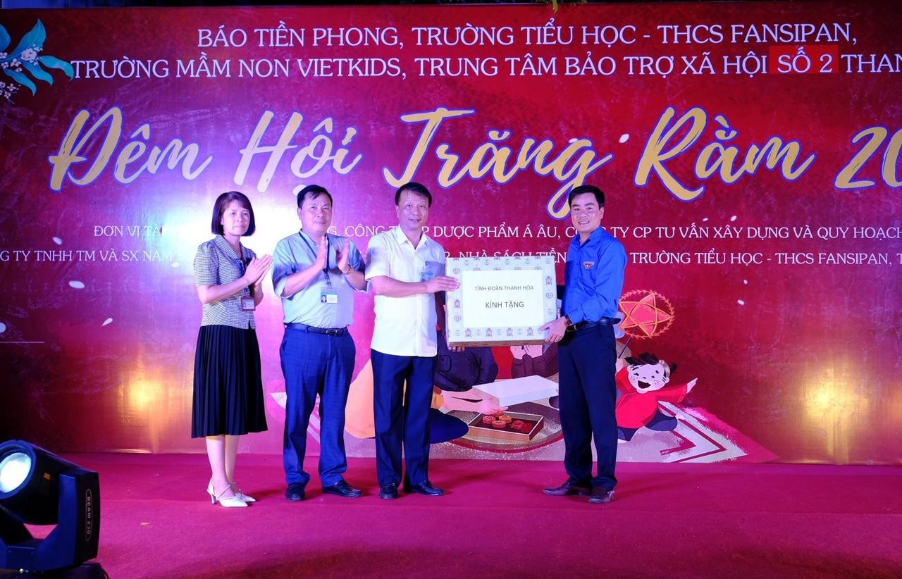 Anh Lê Văn Châu, Bí thư Tỉnh đoàn Thanh Hóa tặng quà cho chương trình.