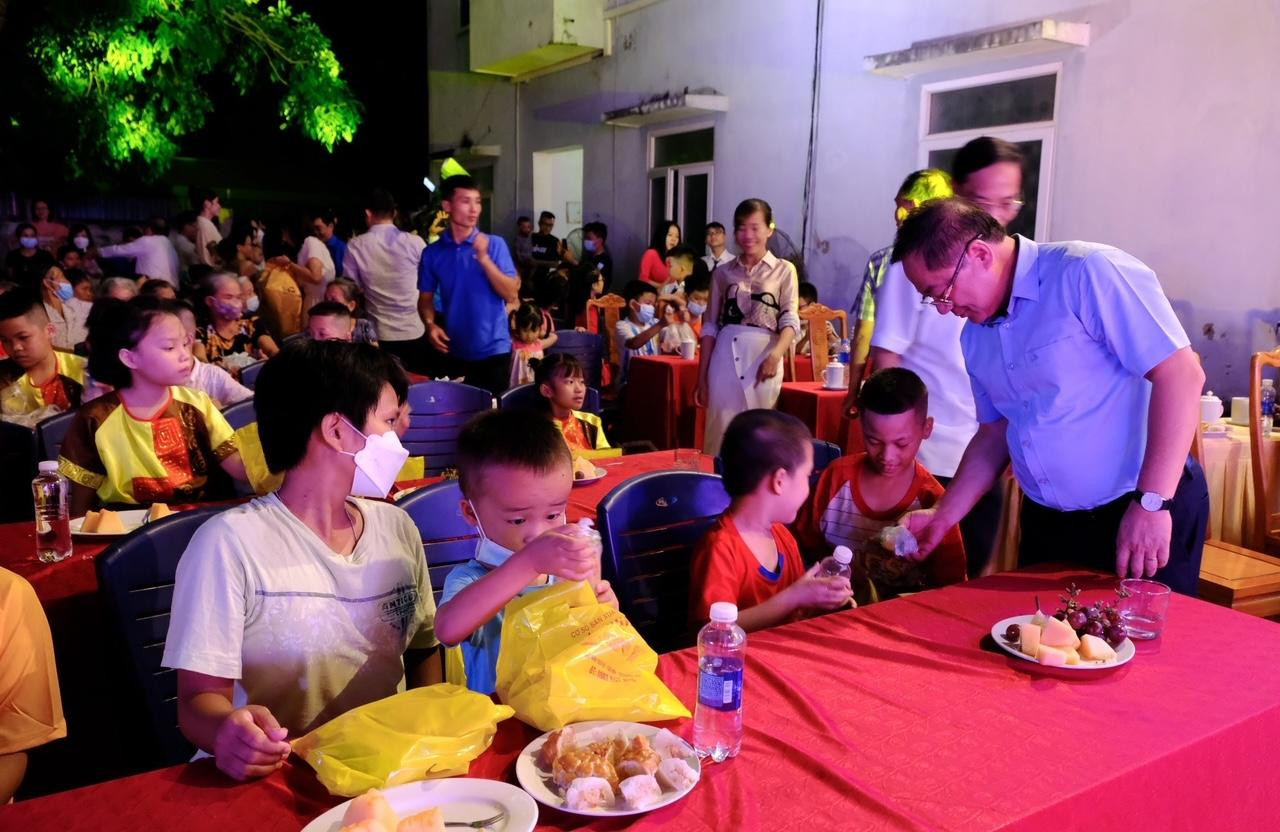 Các đại biểu cùng BTC chương trình trực tiếp tặng quà cho trẻ em, cụ già, những người có hoàn cảnh khó khăn tại Đêm hội trăng rằm.