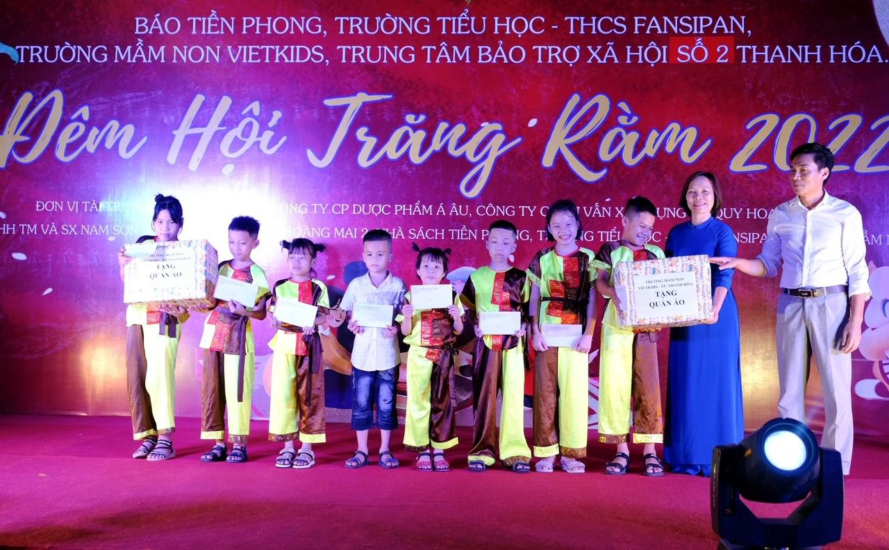 Đại diện lãnh đạo Trường mầm non vietkids trao quà cho trẻ em có hoàn cảnh khó khăn tại chương trình.