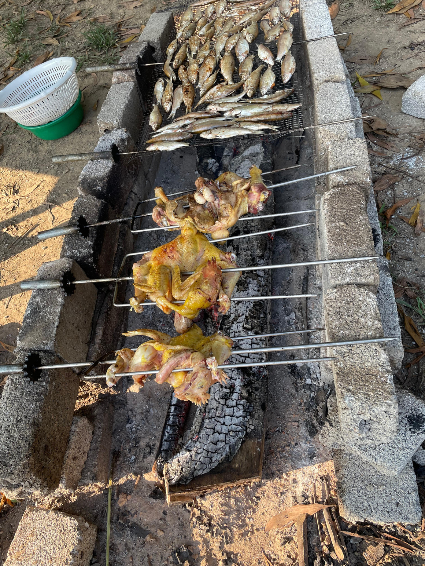 Nhiều món ăn tươi ngon, hấp dẫn của người dân địa phương phục vụ du khách khi có nhu cầu: gà đồi, thị trâu, cá nướng, ốc...