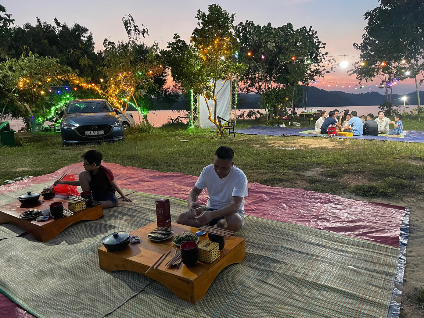 Bữa cơm tối giữa khung cảnh thiên nhiên, yên tĩnh tại điểm du lịch