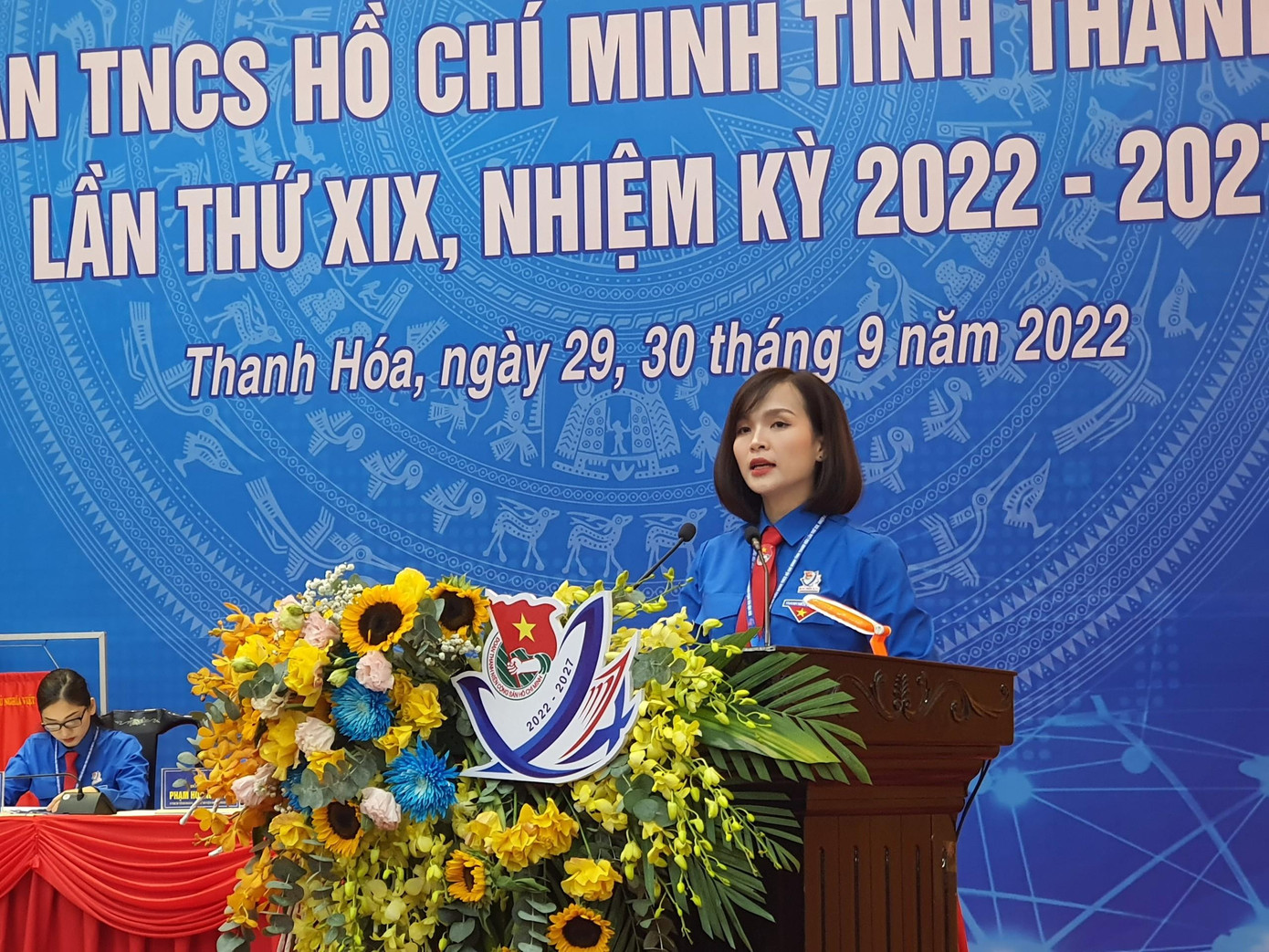 Chị Nguyễn Thị Bích Phương thông qua hướng dẫn góp ý vào dự thảo Báo cáo chính trị Chị Nguyễn Thị Bích Phương thông qua hướng dẫn góp ý vào dự thảo Báo cáo chính trị