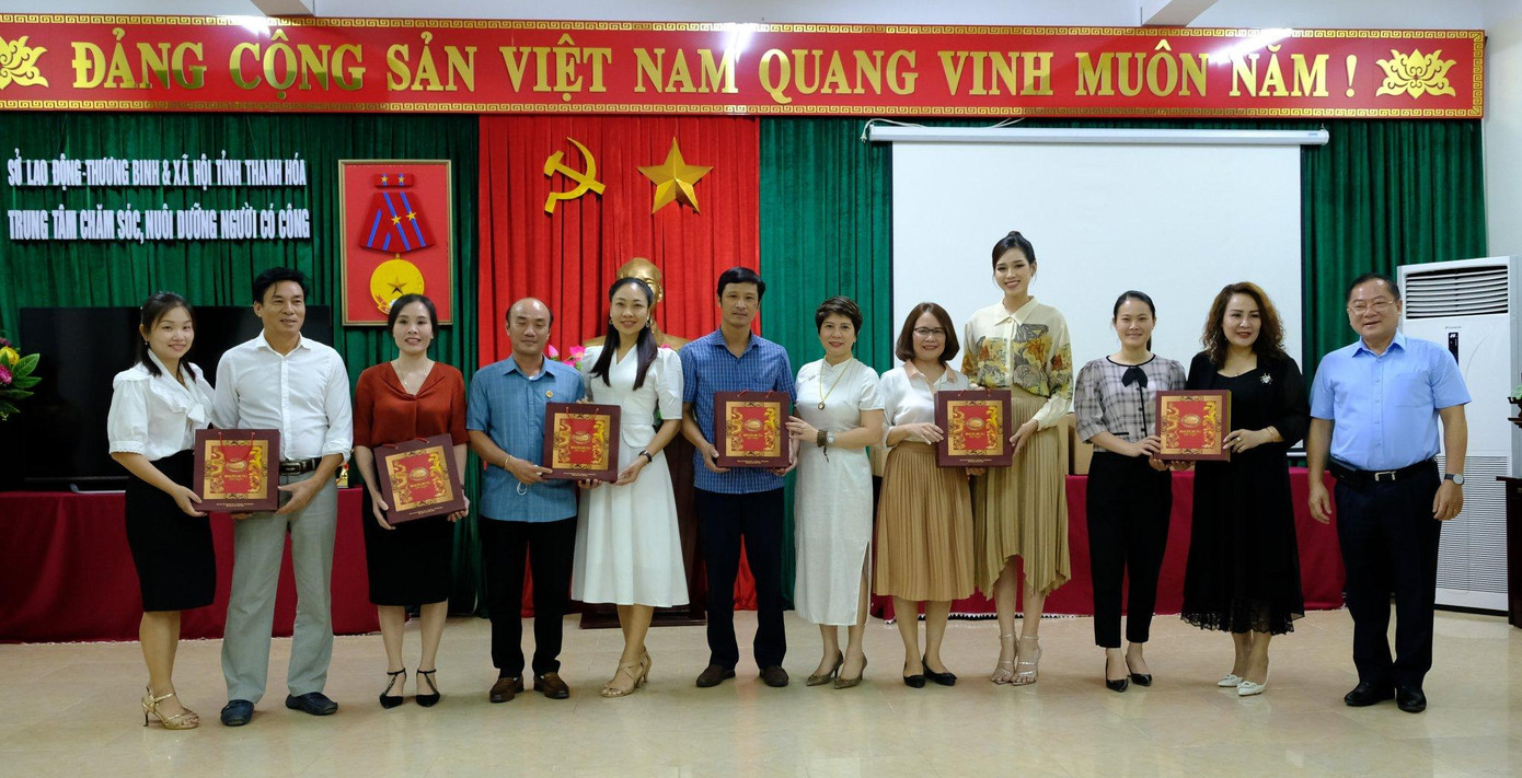 Trước khi diễn ra Đêm hội trăng rằm, chiều muộn ngày 5/9, các thành viên CLB Miss 36 Nguyễn Huệ Mỹ- Chủ tịch CLB, Chủ tịch HĐQT kiêm TGĐ Cty CP tập đoàn Century Hoàng Minh; Đỗ Thanh Tâm - Tổng Giám đốc Cty cổ phần Dược thảo Á Âu; Vũ Lan Phương- Giám đốc Cty Ngọc Khánh Đại Phát; Đỗ Mai Hằng - Giám đốc Cty Dược Gia Phát cùng đại diện BTC tặng bánh trung thu cho Trung tâm chăm sóc người có công tỉnh Thanh Hóa.