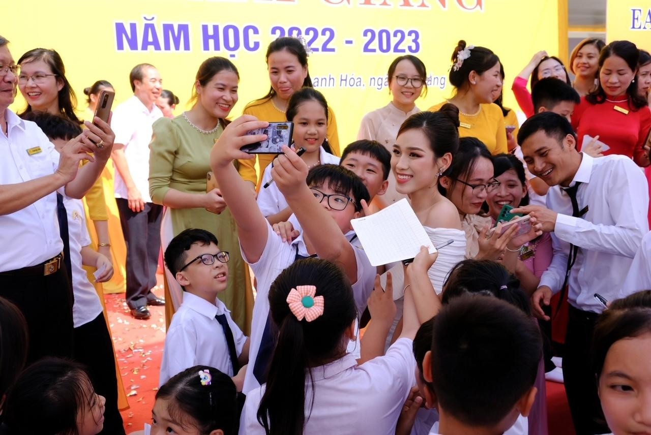Hoa hậu Đỗ Thị Hà giao lưu cùng học sinh, phụ huynh và các thầy cô giáo tại trường.