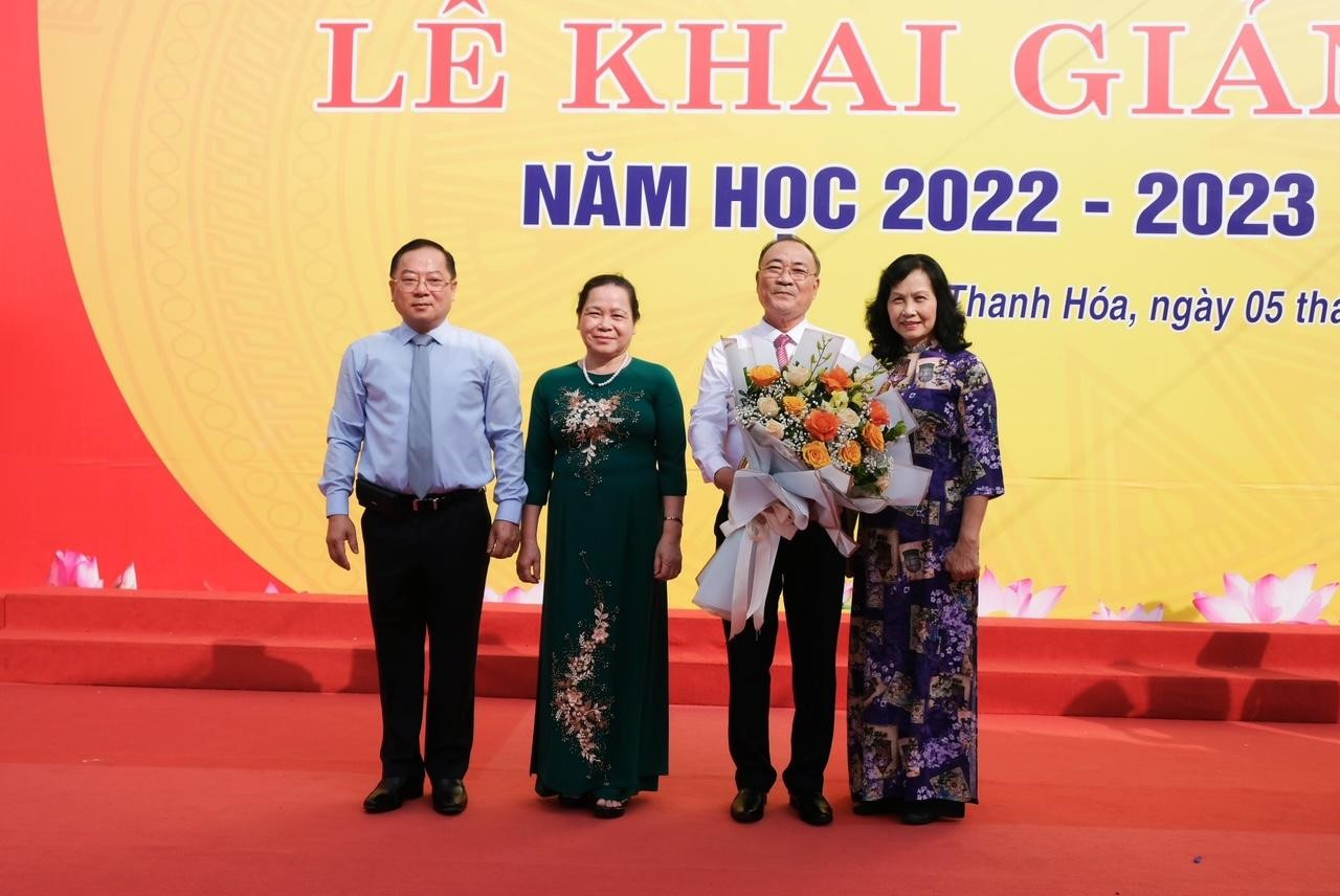 Nhà báo Lê Xuân Sơn, Tổng Biên tập Báo Tiền Phong cùng Hội đồng Nhà trường tặng hoa chúc mừng Hiệu trưởng mới của nhà trường là Nhà giáo ưu tú, thạc sỹ Hoàng Văn Huân.