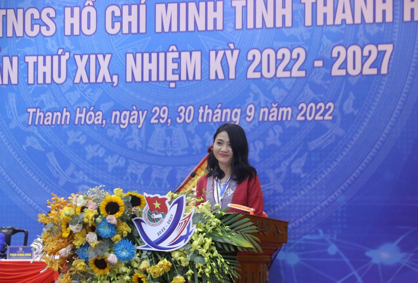 Chị Nguyễn Lê Ngọc Linh phát biểu tham luận chủ đề "Thúc đẩy thanh niên miền núi khởi nghiệp, lập nghiệp, ứng dụng tiến bộ khoa học kỹ thuật trong sản xuất".