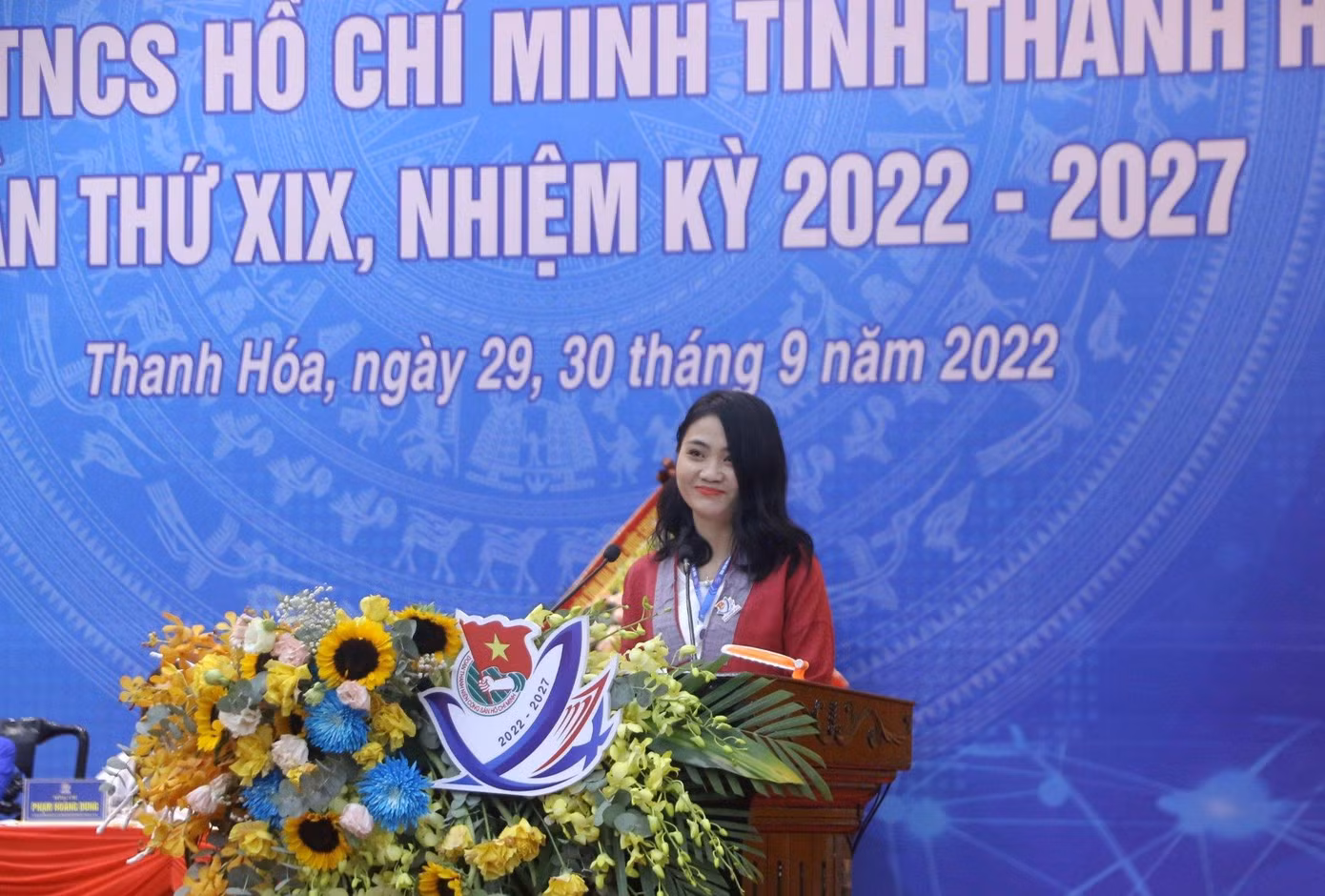 Chị Nguyễn Lê Ngọc Linh phát biểu tham luận chủ đề "Thúc đẩy thanh niên miền núi khởi nghiệp, lập nghiệp, ứng dụng tiến bộ khoa học kỹ thuật trong sản xuất".
