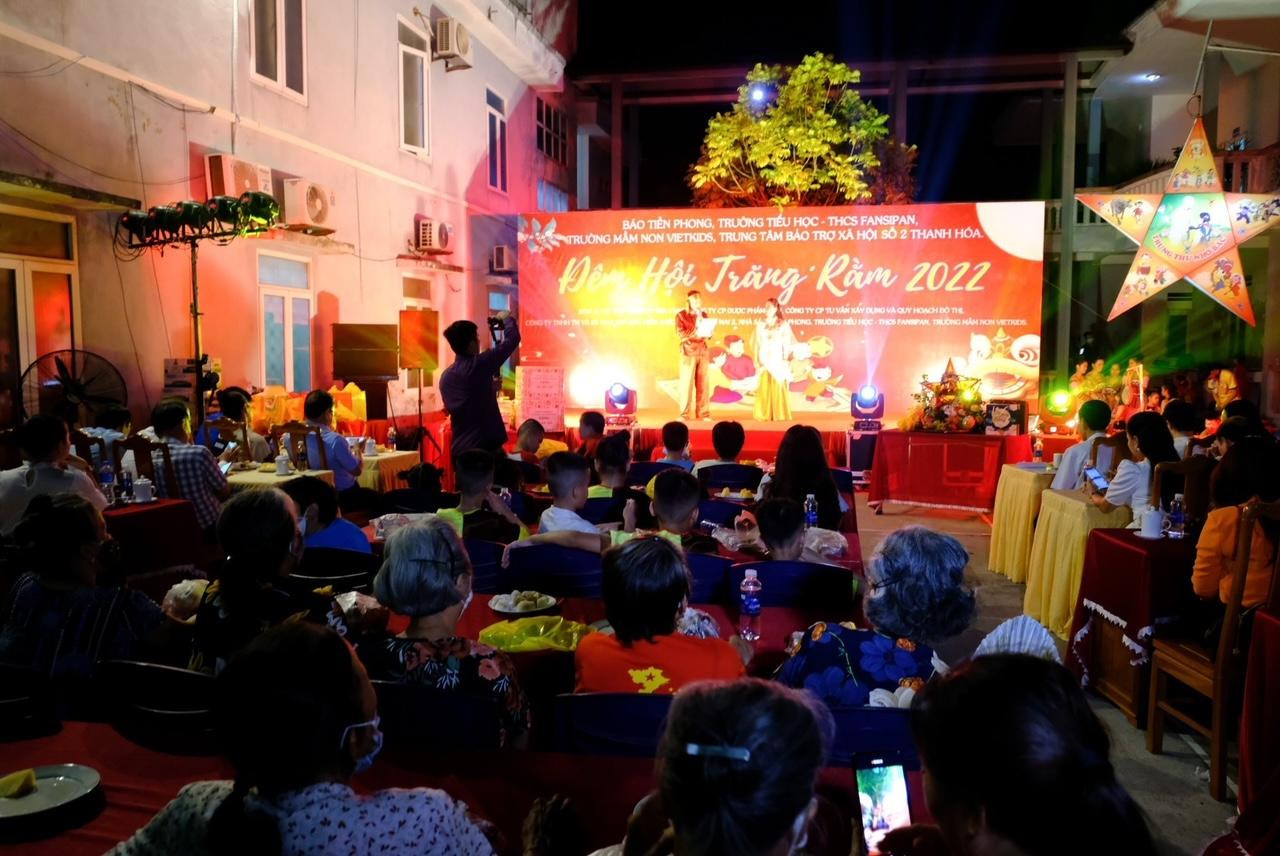 Nhiều tiết mục văn nghệ tạo không khí vui tươi, ấm áp tại chương trình.