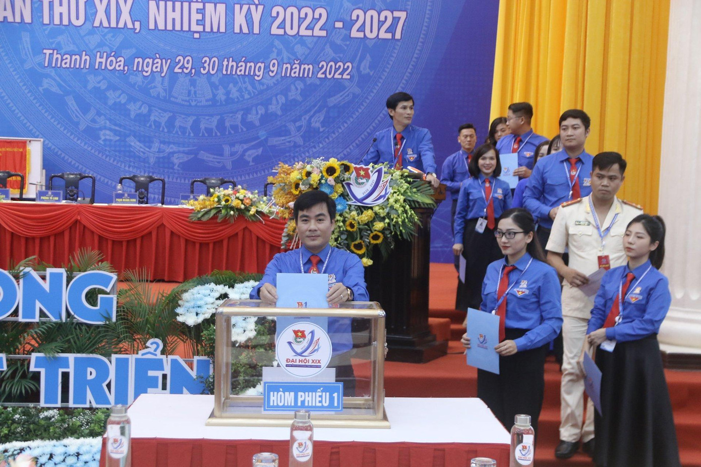 Các đại biểu Đoàn chủ tịch, Thư ký bỏ phiếu bầu Ban Chấp hành Tỉnh Đoàn Thanh Hoá khoá XIX. Các đại biểu Đoàn chủ tịch, Thư ký bỏ phiếu bầu Ban Chấp hành Tỉnh Đoàn Thanh Hoá khoá XIX.