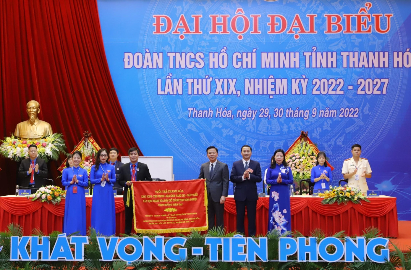 Bí thư Tỉnh uỷ Thanh Hoá Đỗ Trọng Hưng cùng các đồng chí Uỷ viên Ban Thường vụ Tỉnh uỷ trao tặng Đoàn TNCS Hồ Chí Minh tỉnh Thanh Hoá bức trướng của Ban Chấp hành Đảng bộ tỉnh, với nội dung "Tuổi trẻ Thanh Hoá khát vọng - tiên phong- bản lĩnh - sáng tạo - phát triển, xây dựng Thanh Hoá sớm trở thành tỉnh công nghiệp theo hướng hiện đại".