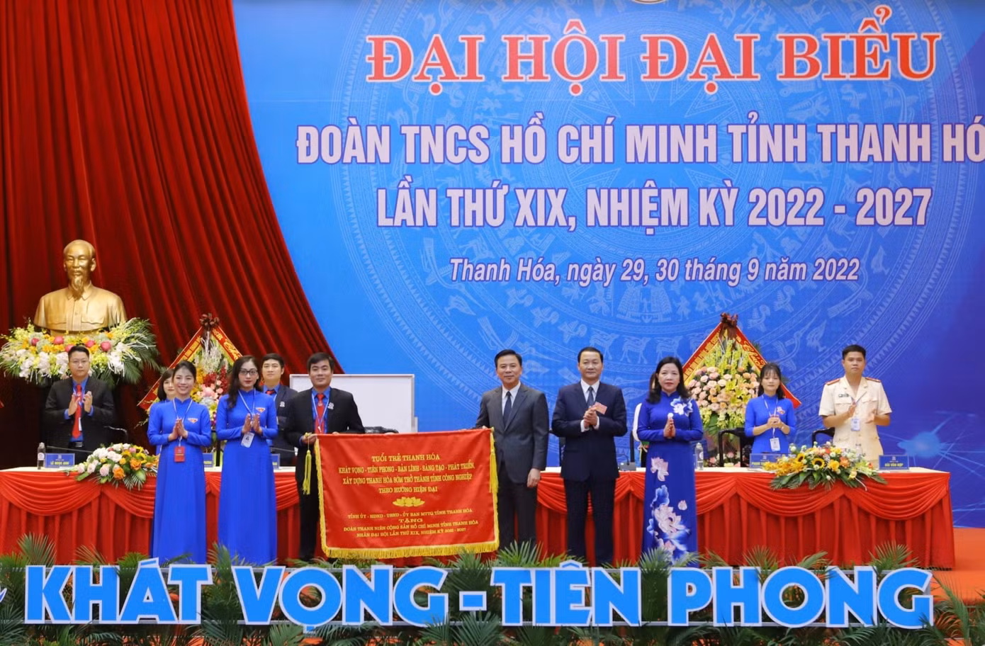 Bí thư Tỉnh uỷ Thanh Hoá Đỗ Trọng Hưng cùng các đồng chí Uỷ viên Ban Thường vụ Tỉnh uỷ trao tặng Đoàn TNCS Hồ Chí Minh tỉnh Thanh Hoá bức trướng của Ban Chấp hành Đảng bộ tỉnh, với nội dung "Tuổi trẻ Thanh Hoá khát vọng - tiên phong- bản lĩnh - sáng tạo - phát triển, xây dựng Thanh Hoá sớm trở thành tỉnh công nghiệp theo hướng hiện đại".