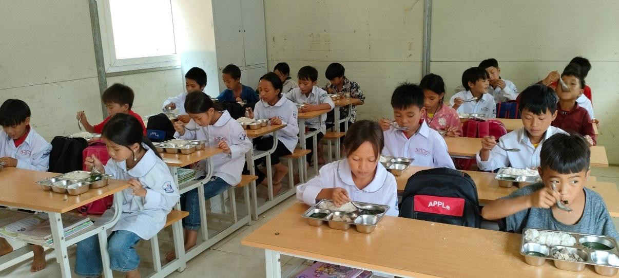 Bữa ăn trưa của các em học sinh Mường Lát Bữa ăn trưa của các em học sinh Mường Lát