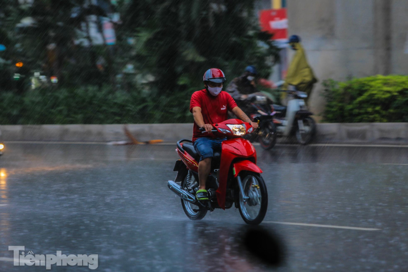 Cơn mưa đến bất chợt khiến nhiều người không kịp chuẩn bị áo mưa khi lưu thông trên đường phố. Tầm nhìn của các phương tiện giao thông đều bị ảnh hưởng.