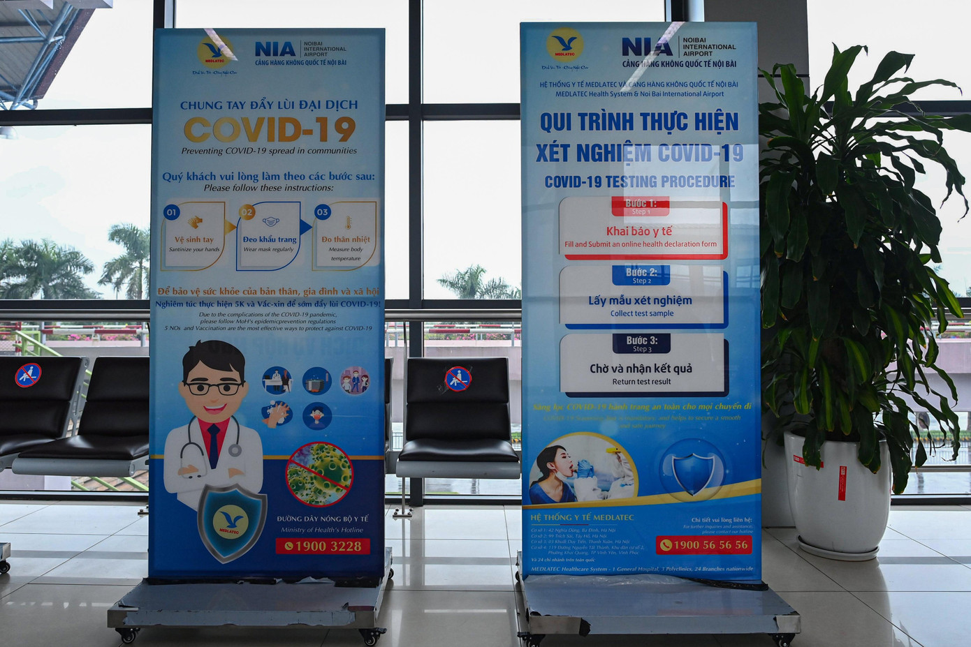 Khu vực lấy mẫu xét nghiệm nhanh được đặt tại sân bay Nội Bài phục vụ hành khách trong các chuyến bay nội địa. Hành khách sẽ được trả kết quả trong 20-30 phút.