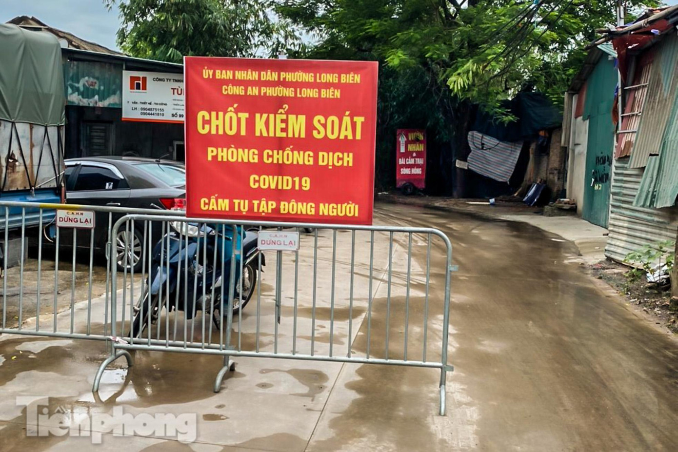 "Trong các ngày nghỉ cuối tuần, lực lượng kiểm soát đã chủ quan nên để xảy ra tình trạng tập trung đông người trên địa bàn. Ngay sau khi nắm được thông tin, UBND phường triển khai trực chốt nên hiện tượng tập trung đông người đã không còn", vị này nói.