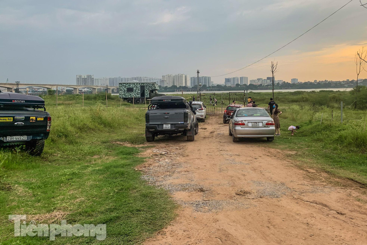 Các phương tiện phải dừng lại ngay trước cổng.